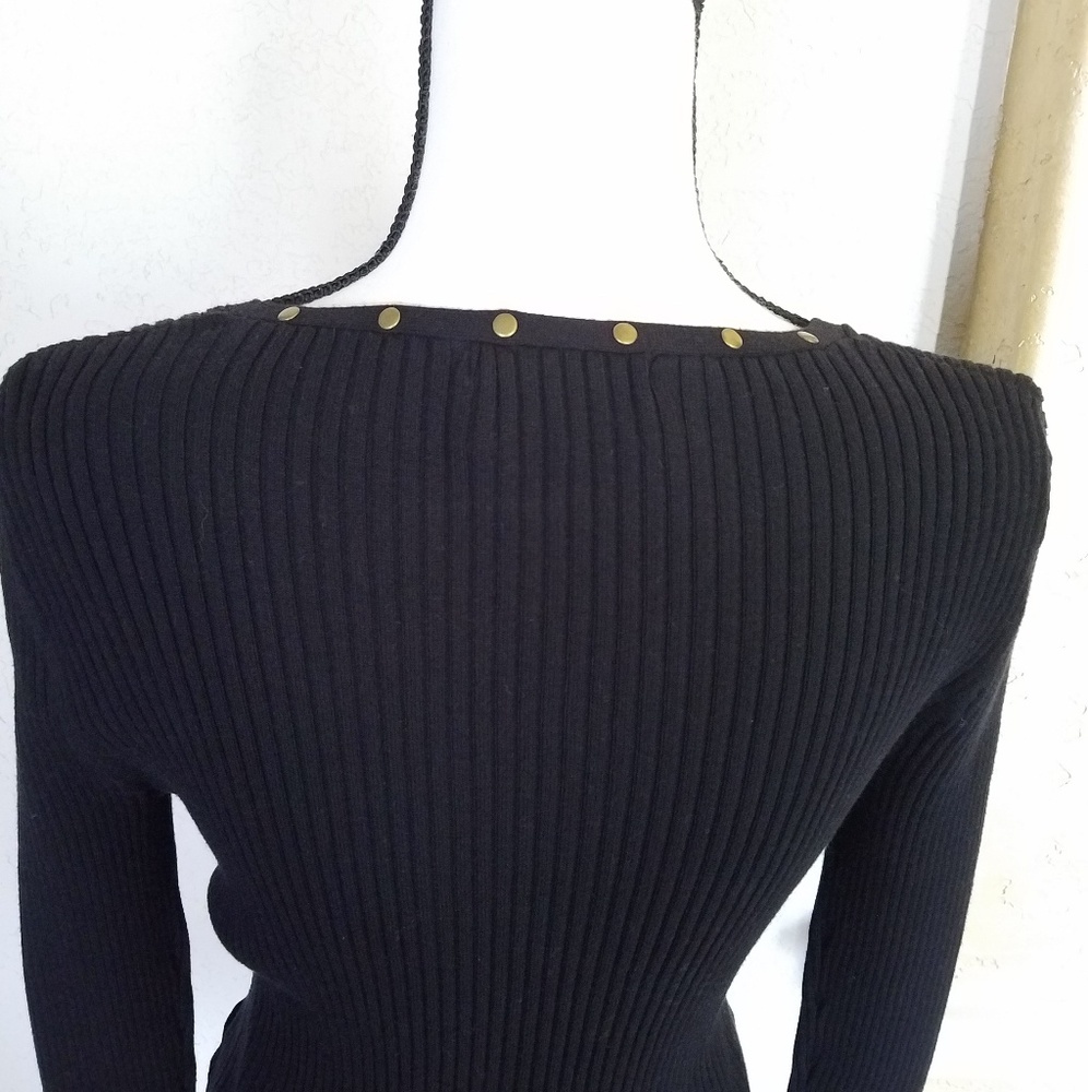 Versatile Black Sweater - Picture 4 of 7